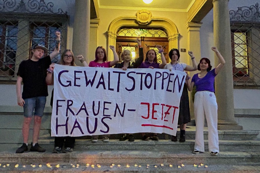 JUSO Schwyz demonstriert vor dem Regierungsgebäude